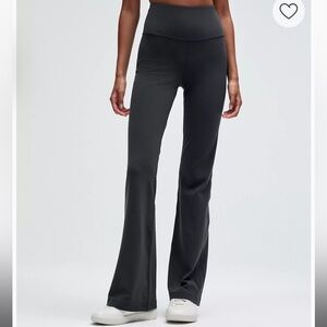Lululemon Groove Nulu Super-High-Rise Flared Pant
Regular. Size: 6